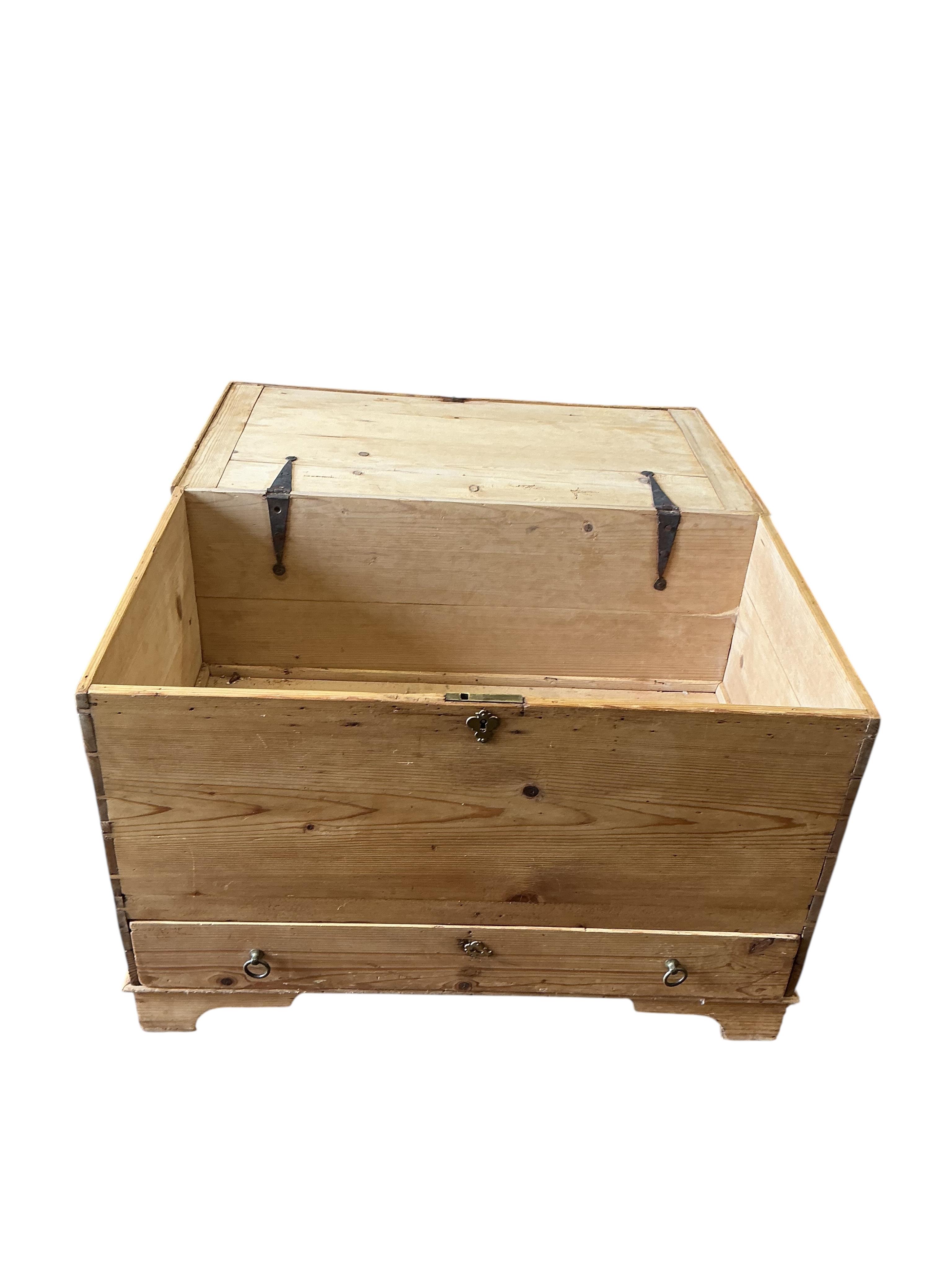 A small 19th century pine mule chest, width 77cm, depth 45cm, height 51cm